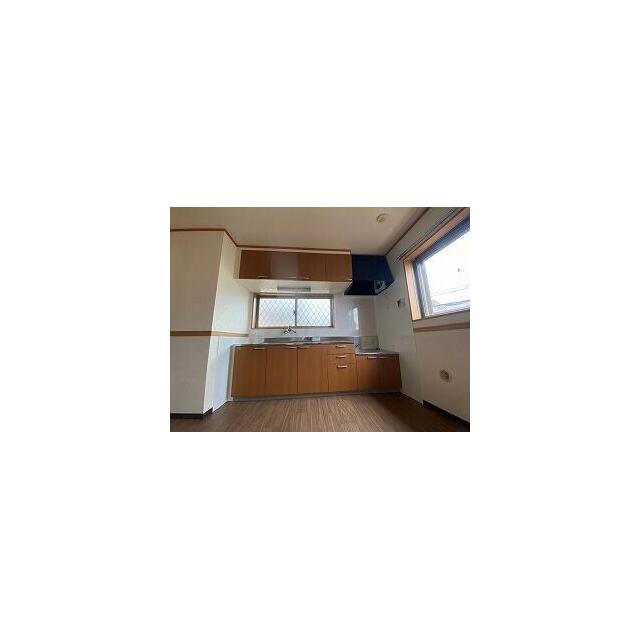 キッチン　角部屋なので２方向に窓があります、流し台上に収納があります調