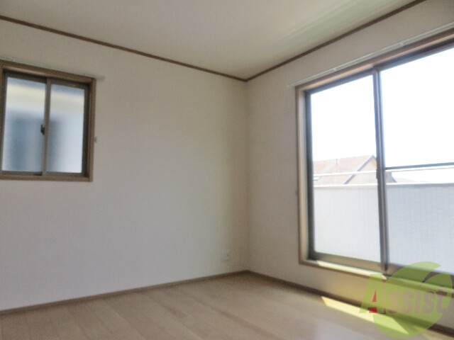その他部屋・スペース　二面採光の広々としたお部屋でゆったり休めます。