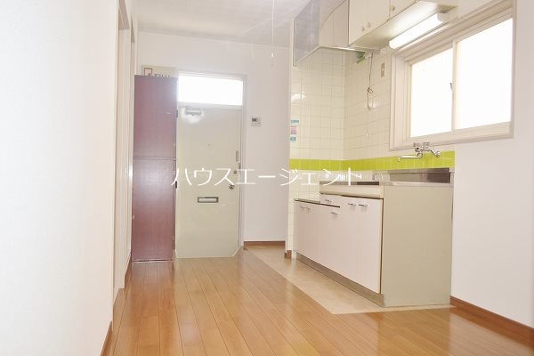 居室・リビング　キッチンに窓があると明るくて良いですね☆