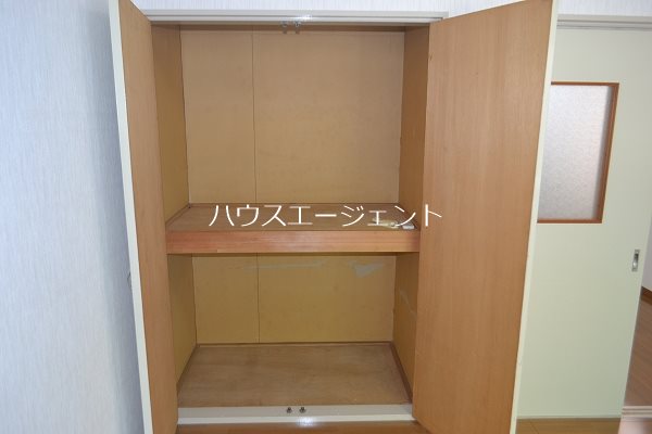 収納　押入れはたっぷり入ります。