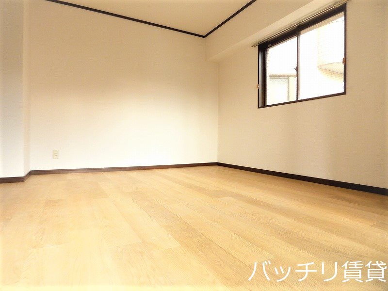 居室・リビング　画像は別号室の為、現状優先になります。