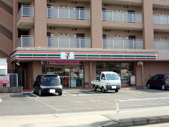 コンビニ　セブンイレブン（コンビニ）まで900m