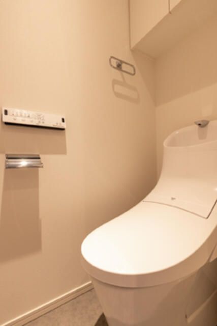 トイレ　落ち着いた色調のトイレです