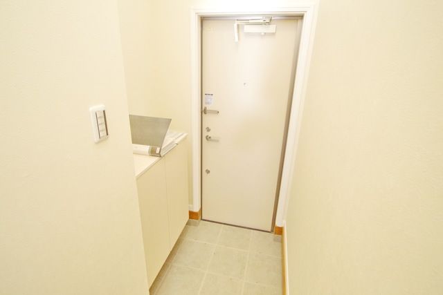 玄関　★しっかりとした扉の玄関です★
