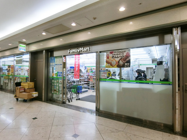 コンビニ　ファミリーマート赤坂パークビル店（コンビニ）まで204m