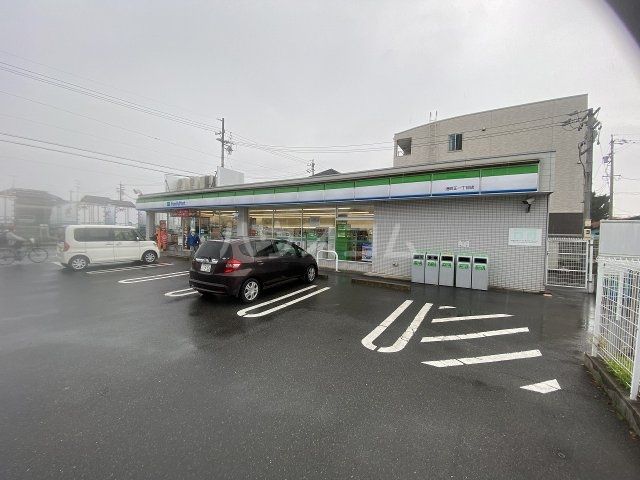 コンビニ　ファミリーマート港明正一丁目店（コンビニ）まで631m
