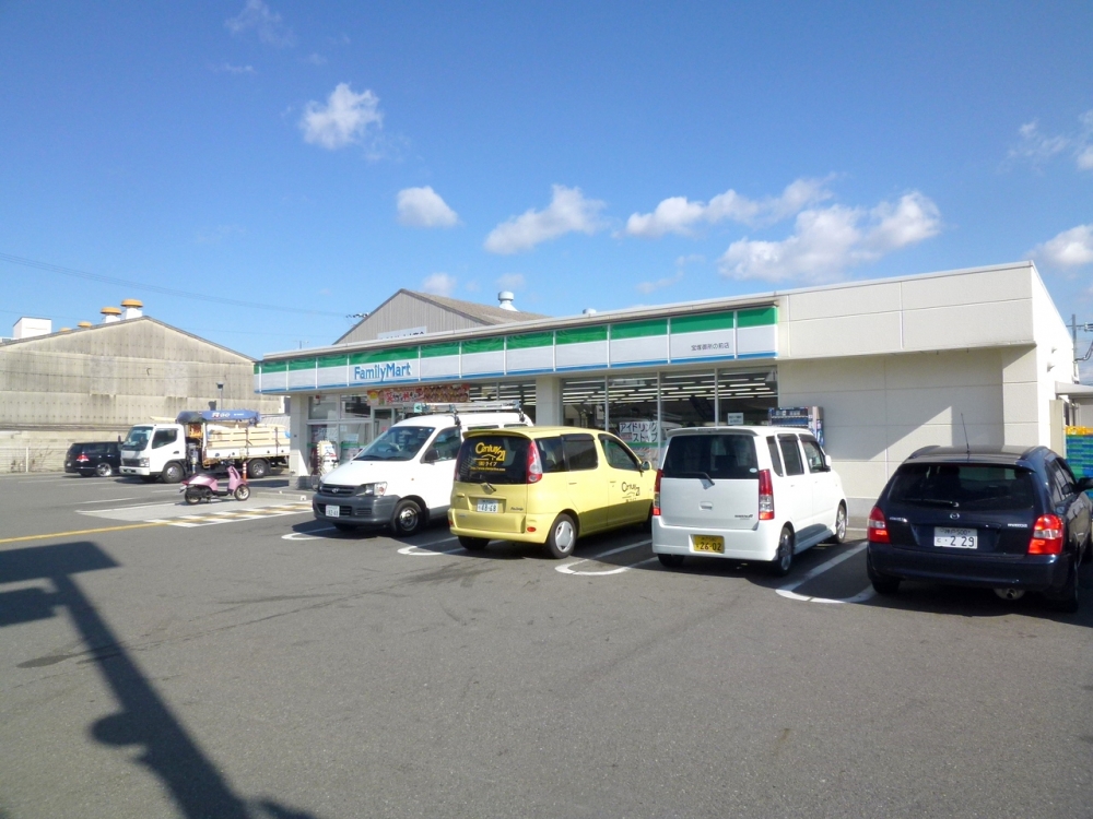 コンビニ　ファミリーマート宝塚御所の前店（コンビニ）まで216m