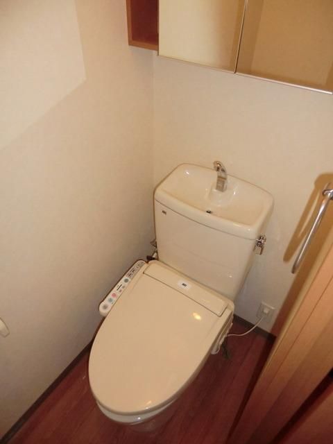 トイレ　清潔感のあるトイレルーム
