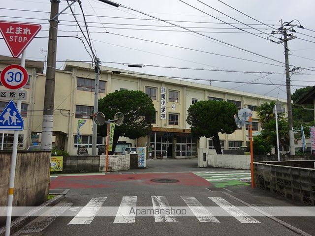 小学校　延岡市立小学校南小学校（小学校）まで322m