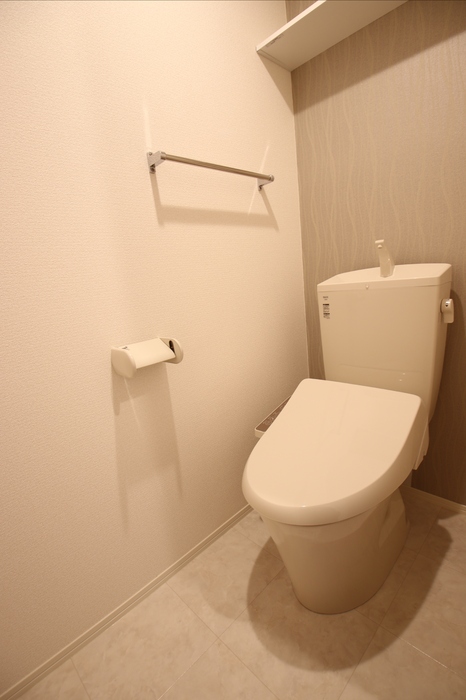 トイレ　落ち着いた色調のトイレです