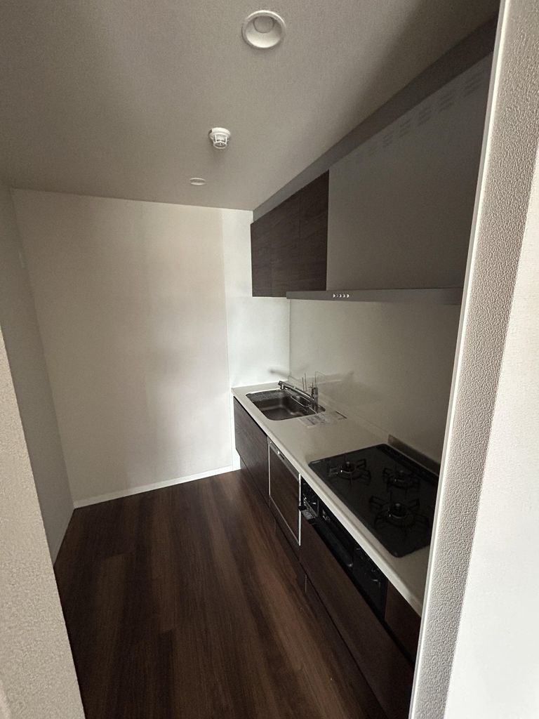 キッチン　別のお部屋の参考写真となります。3口コンロは同一です。