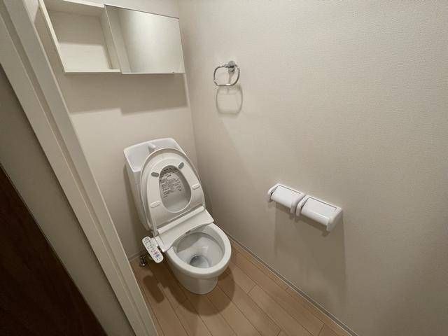 トイレ　シャワー付きトイレです。