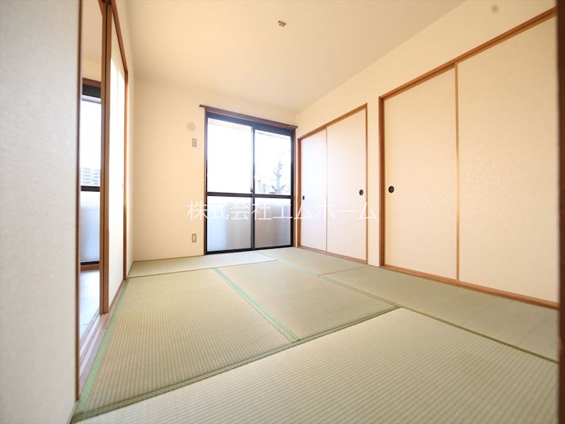 バルコニー　南側和室6帖　壁一面物入付（収納充実してます）6帖　1フロア