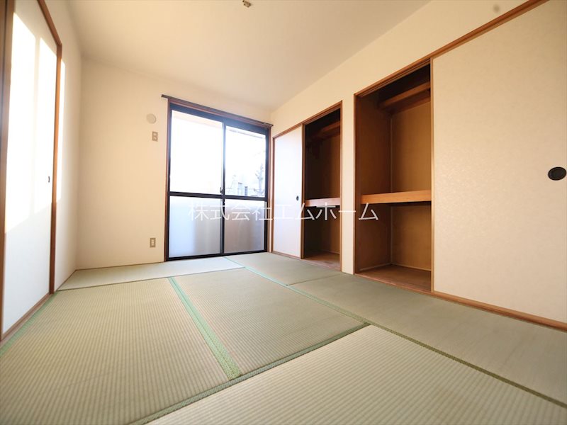 収納　南側和室6帖　壁一面物入付（収納充実してます）