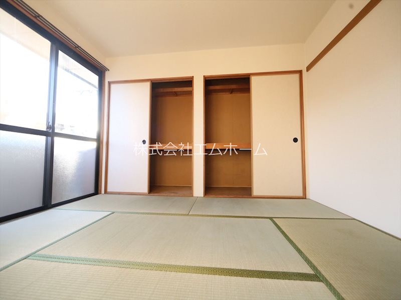 その他部屋・スペース　南側和室6帖　壁一面物入付（収納充実してます）