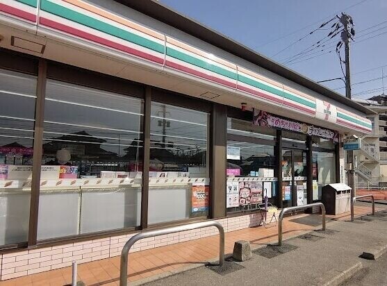 コンビニ　セブンイレブン前原北新地店（コンビニ）まで556m