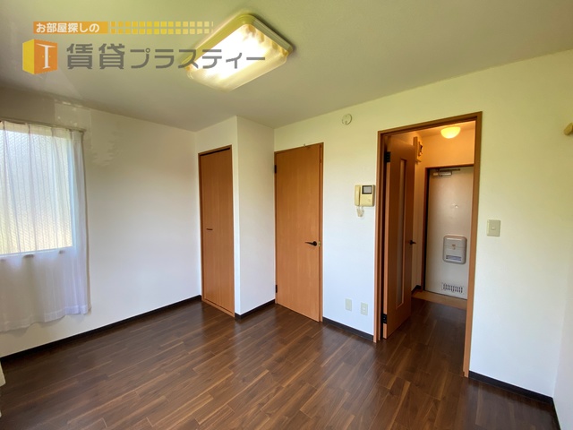 居室・リビング　暖かい光が差し込む部屋でお昼寝。