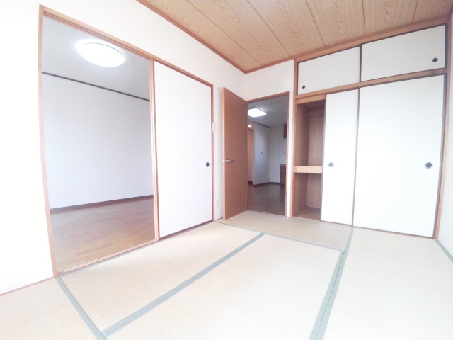 その他　１間の押入付き、６帖の和室からお部屋全体です