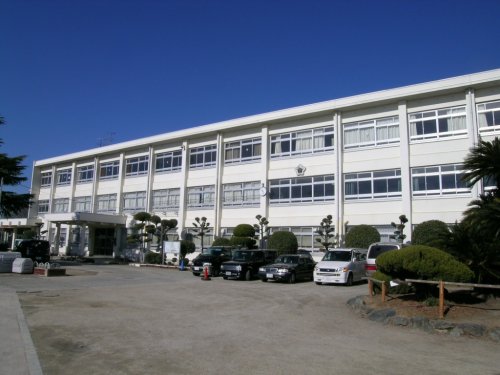 小学校　奈良市立登美ケ丘小学校（小学校）まで745m