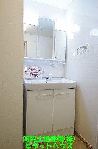 洗面設備　６．４帖洋室収納