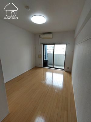 居室・リビング　ソファーも置けるスペースがあります（窓がついているお部屋です