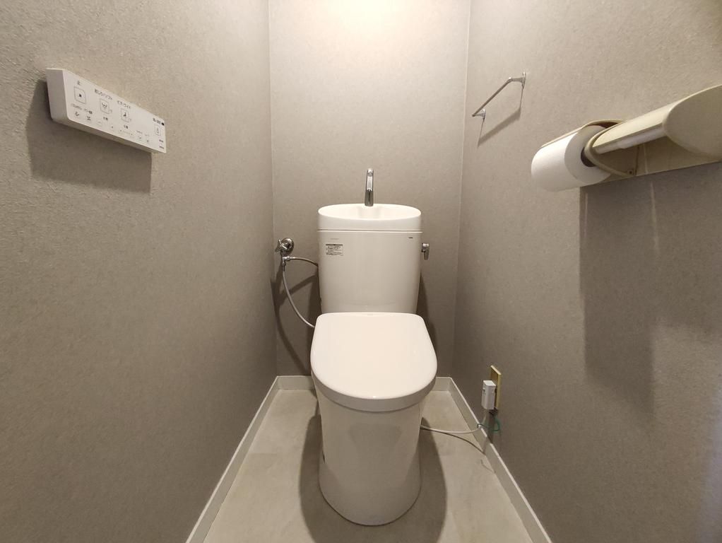 ＪＲ東海道本線 横浜駅 徒歩7分 10階建 築47年のトイレ写真