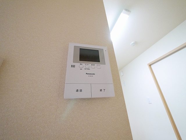 セキュリティ　お顔が見えるモニター付きインターホンで安心。