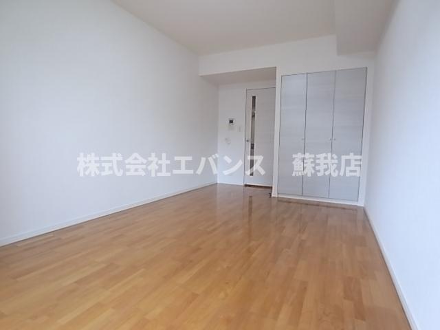 その他部屋・スペース　落ち着いた色調の寝室です