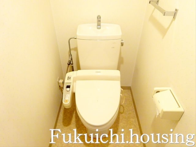 小田急線 千歳船橋駅 徒歩10分 3階建 築30年のトイレ写真