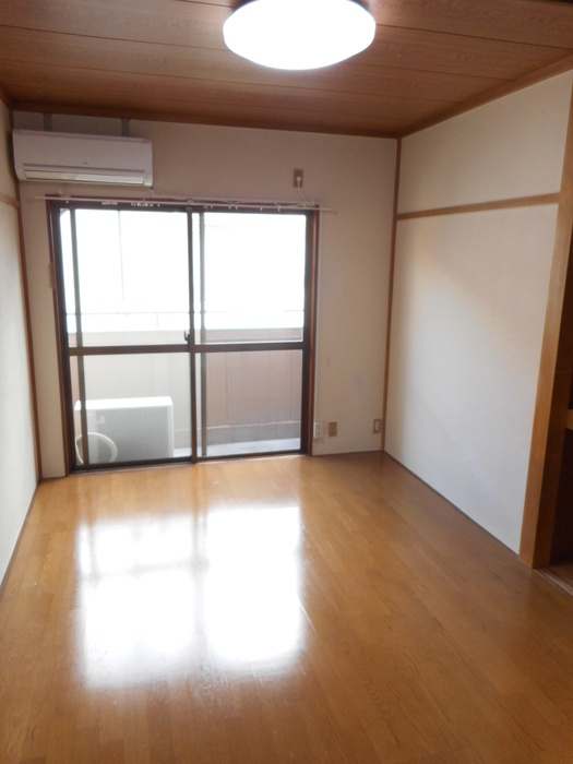 上岡マンションの居間写真