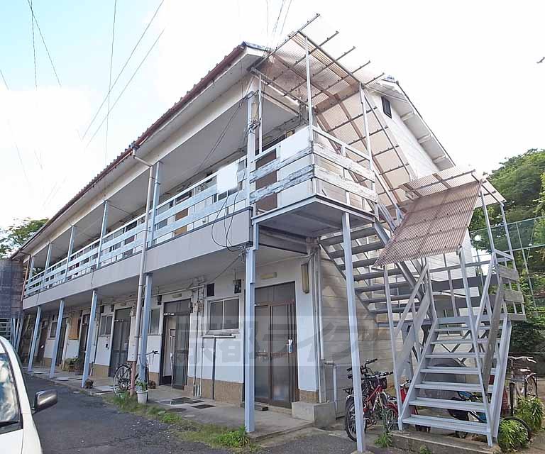 京都市山科区西野山欠ノ上町のアパートの建物外観