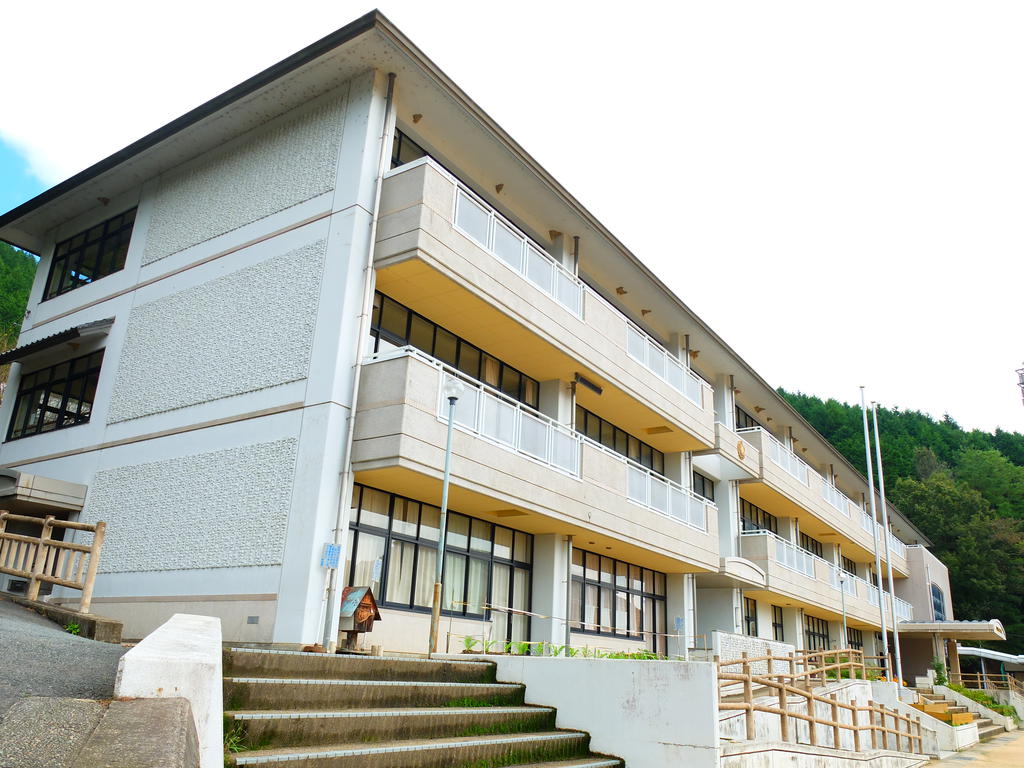 【グランシャリオ 氷上 １番館の小学校】