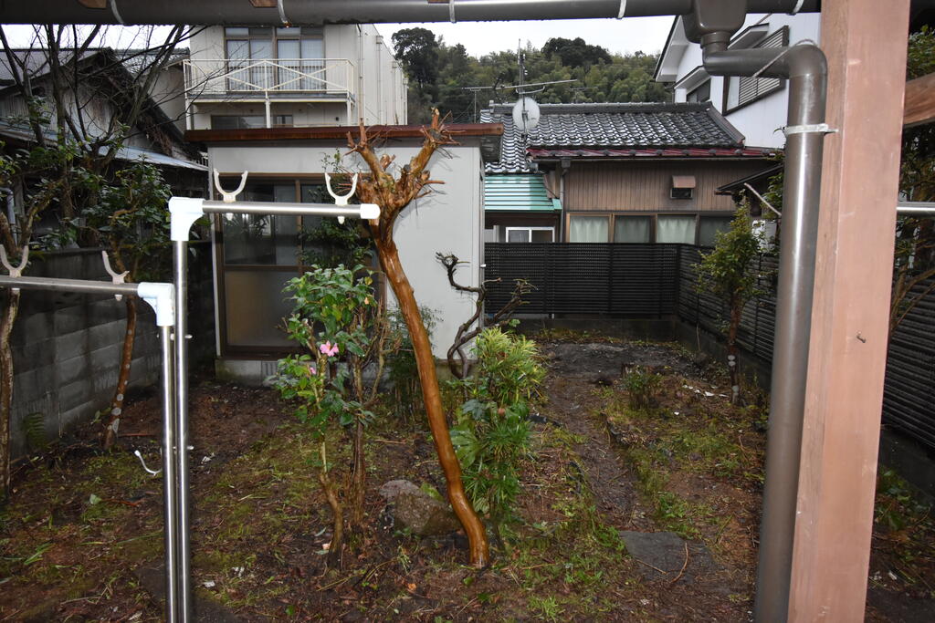 庭　プレハブ小屋付