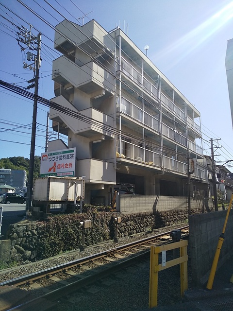 【松山市南久米町のマンションの建物外観】