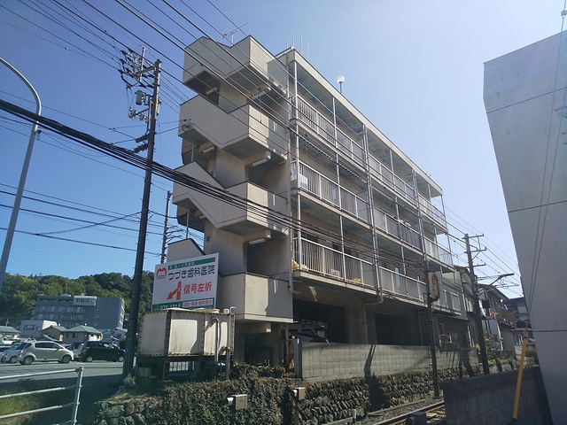 【松山市南久米町のマンションの建物外観】