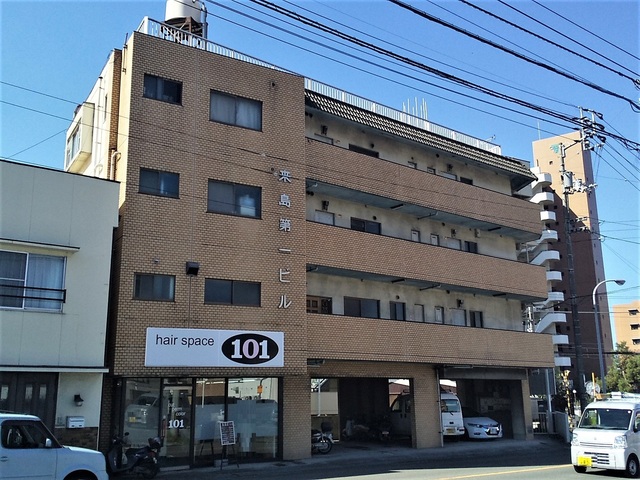 【松山市南久米町のマンションの建物外観】