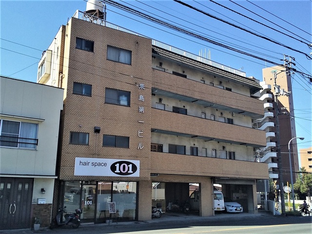 【松山市南久米町のマンションの建物外観】