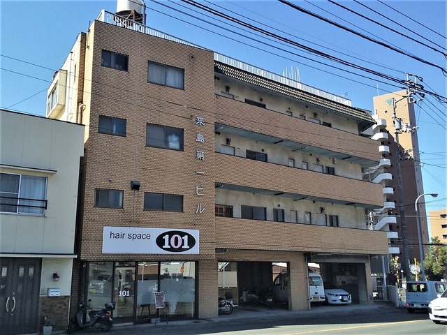 松山市南久米町のマンションの建物外観