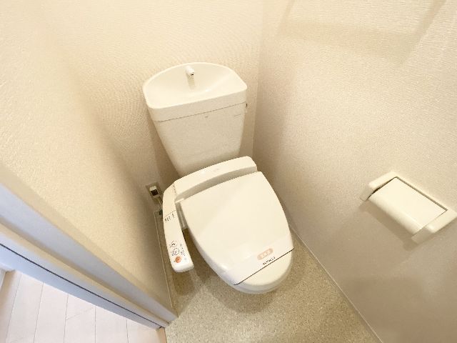 トイレ　築浅ならではのキレイでウォシュレット付きのトイレ