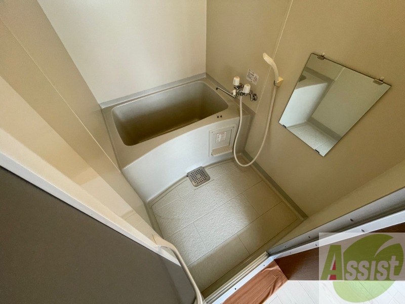 バス・シャワールーム　こちらはお風呂。一日の疲れをここで癒してください。