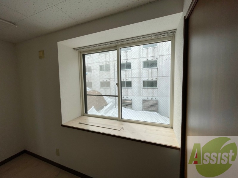 バルコニー　出窓があるのでお部屋の中が明るくなりますね！