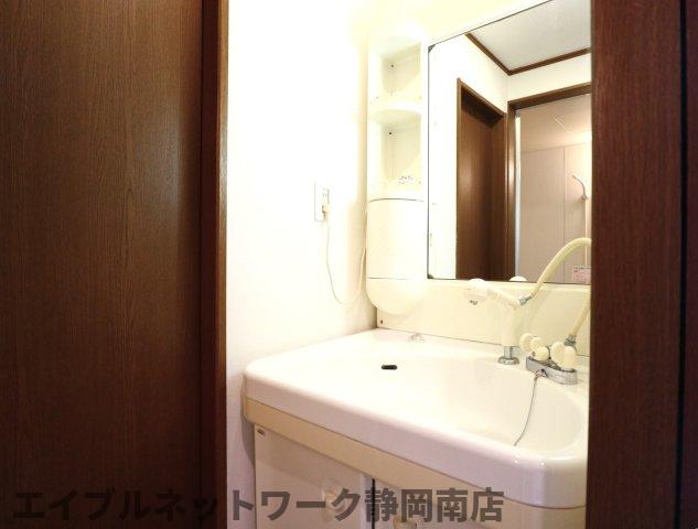【焼津市小屋敷のアパートの洗面設備】