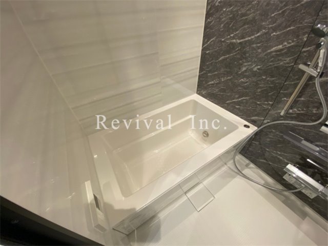 バス・シャワールーム　追い焚き・浴室乾燥完備でございます