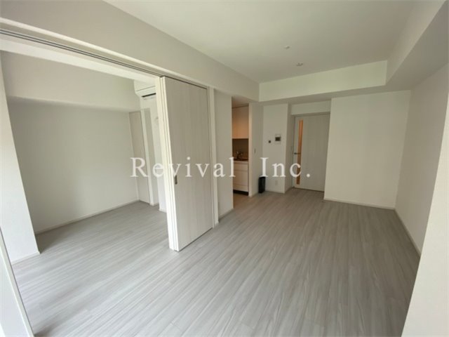 居室・リビング　床暖房完備の広々したリビングでございます