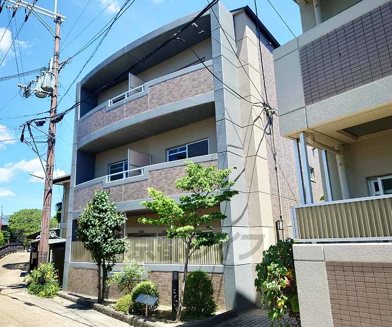 京都市右京区梅津東構口町のマンションの建物外観