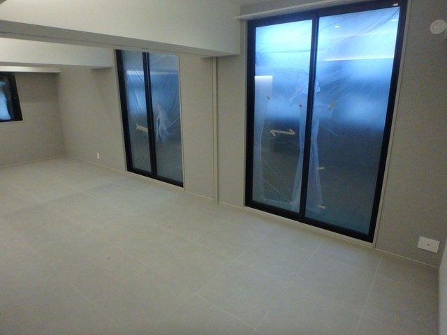 居室・リビング　同物件　反転タイプ