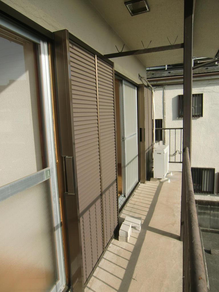 バルコニー　部屋の幅いっぱい幅広のバルコニー