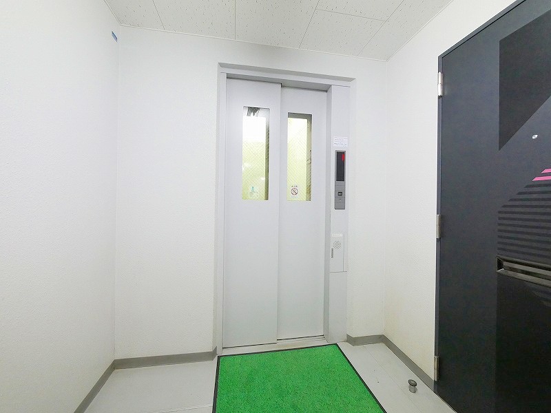 ロビー　重たい買い物のときにはエレベーターが便利♪