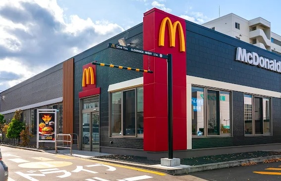 飲食店　マクドナルド12号新札幌店（飲食店）まで103m