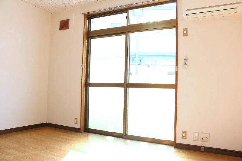 居室・リビング　居室は南向きの７帖です